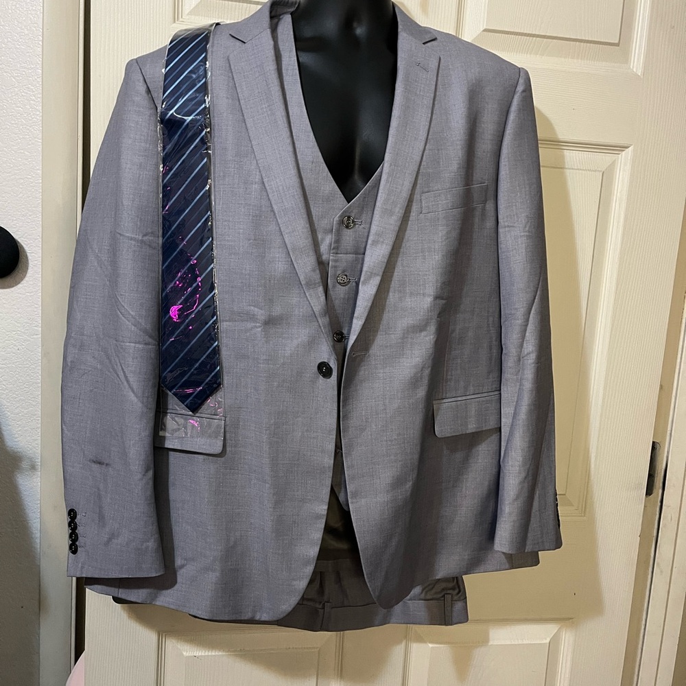 Cooper & Nelson Men’s Gray Suit with Vest and Tie